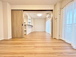 [居間] 生活の中心となるLDKは対面キッチンタイプの広々としたゆったりサイズ。生活動線をワンフロアに集中させることで、ご家族が自然と集まる空間を設計から実現しました。