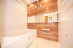 [風呂] 疲れた体をゆったり癒せる独立タイプのバスルーム。ウッド調の壁がお洒落です