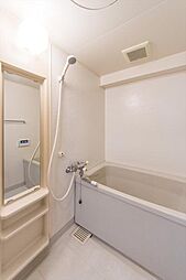 [風呂] 白を基調とした清潔感のあるバスルームは是非足を延ばしてくつろいで欲しい空間。一日の疲れを癒し良質な睡眠にもつながります。