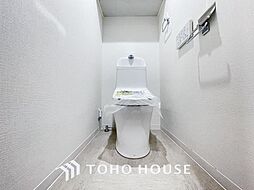 [トイレ] 「温水洗浄便座付きトイレ」トイレは快適な温水洗浄便座付です。清潔感のあるホワイトで統一しました。いつも清潔な空間であって頂けるよう配慮された造りです。