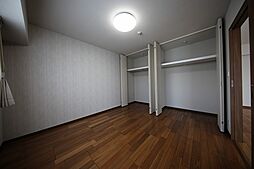 [寝室] 彩光も良好な主寝室。朝陽射し込む寝室で気持ち良い朝を迎えられます。落ち着いたナチュラルな木目調のテイストが、安らぎの空間へ演出します。※家具の配置はイメージになります。