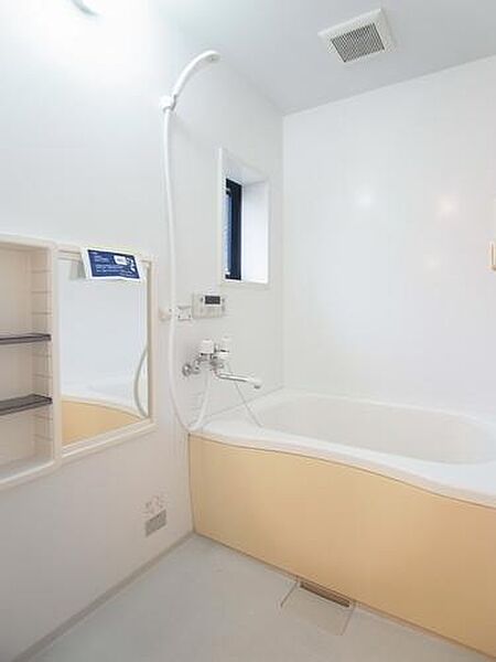 画像11:横長な鏡の付いた清潔感漂う浴室