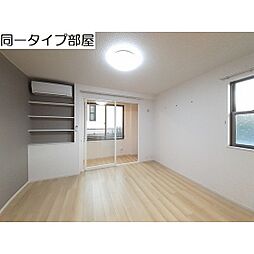 ヴィラージュ・ツボノIII 104 1階ワンルームのリビング/ダイニング