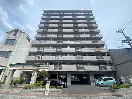 【マンション外観】空室のため内見可能！南向きで日当たり良好な物件です。