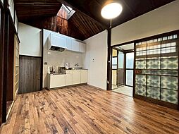 春の木洩れ日とエスプレッソ 2DKの室内