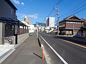 しっかりと歩道が確保された前面道路。