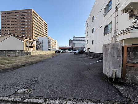 隣接(敷地外駐車場)