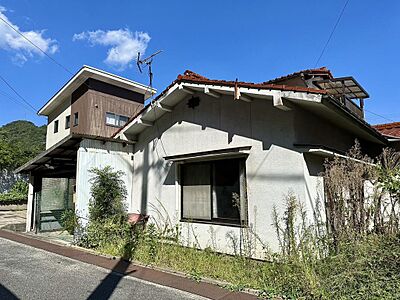 外観：三原市中之町にある中古住宅。敷地面積は60.87坪。都市部から離れた自然豊かな立地にあります。