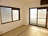 リビング/ダイニング：6畳の和室も東と南に窓があり明るく日当たり最高　半畳の押入あり