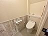 トイレ：奥行がしっかりある、ウォシュレット付きの明るい内装のトイレです♪