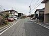 周辺：綺麗に舗装された前面道路です。