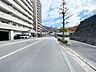周辺：広く見通しの良好な前面道路です！コンビニまで徒歩3分！ちょっとしたお買い物にも便利な立地です