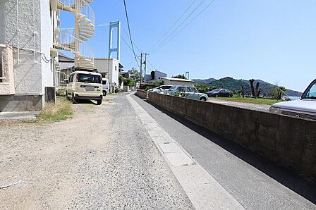 見通しの良い前面道路です。交通量が少なく、波の音を聴きながら静かに過ごせます。