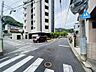 周辺：平坦で見通しの良い前面道路です。海田市駅まで徒歩8分で通勤やお出かけも便利です。