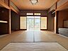 室内：縁側越しに情緒あるお庭を望む、陽当たりと風通しに恵まれた心地よい和室