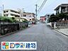 周辺の街並みと道路