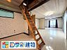 屋根裏階段（画像加工済。現況は現地にてご確認ください。）