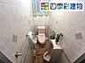 手すり付きのトイレ（画像加工済。現況は現地にてご確認ください。）