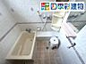 浴槽と洗い場のある浴室（画像加工済。現況は現地にてご確認ください。）