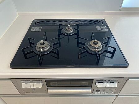 3口ガスコンロとグリル付き。お料理好きにも嬉しいキッチン設備です。