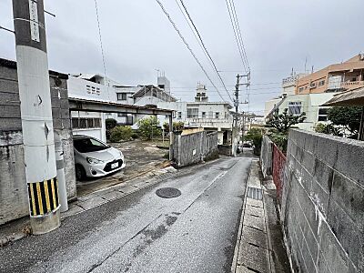 外観：西側道路