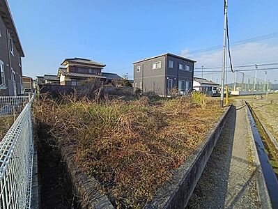 外観:敷地面積270平米という圧倒的なゆとりが魅力で、開放感のある平屋建てや2階建てなど多彩な選択肢が広がります。ご家族の理想を形にしやすく、広いお庭でBBQを楽しむ休日が現実のものとなります。 外観:敷地面積270平米という圧倒的なゆとりが魅力で、開放感のある平屋建てや2階建てなど多彩な選択肢が広がります。ご家族の理想を形にしやすく、広いお庭でBBQを楽しむ休日が現実のものとなります。