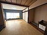 その他：2階の洋室。窓ぎわの造り付けの棚がとてもいい雰囲気。