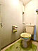 その他：トイレには棚があり、日用品を収納することができます。
