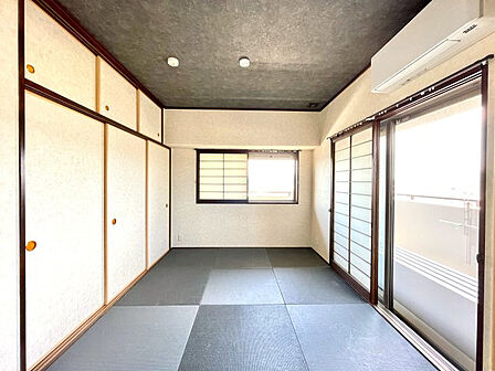シックな色合いの和室は6畳です。東・南の2面採光の明るいお部屋です。
