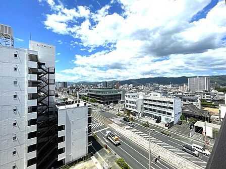 バルコニーからの眺望。遠くまで見渡せます。