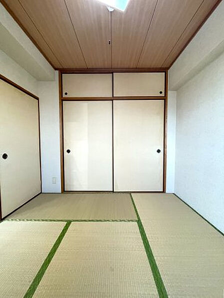 和室には押入れがあります。天袋付きで季節ものの収納に便利です。