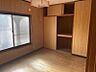 リビング/ダイニング：お部屋がスッキリ片付く、大容量の壁面収納と天袋を備えた洋室。