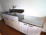 キッチン：木目調のクロスを新たに張り替えたキッチン。無駄のないコンパクトな設計で、日々のお手入れもラクラクです