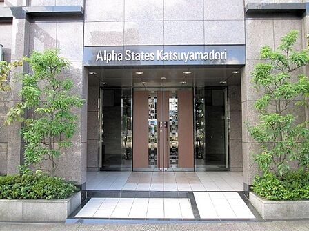 高級感漂う石貼りの壁と品格あるサインが、住まう人を迎えます。