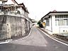 周辺：周囲の視線から守られた高台立地で、静かに落ち着いて暮らせます。