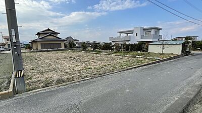 外観:全景・道路 外観:全景・道路