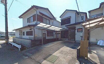 外観：【外観】周辺は戸建てが並ぶ閑静な住宅街です。駐車は2台可能です。敷地内に駐車スペースがあると、日々の暮らしのをスムーズに運ぶ事が出来ます。