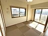 その他：2面採光で明るい和室。