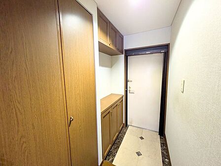 収納が豊富なゆとりある玄関。落ち着いた木目調の扉と、上品な質感の床面が優しく迎えてくれます。