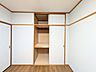 収納：お布団や大きな衣装ケースも楽々収納できる深い奥行き。上下段に分かれており、整理整頓が捗ります。