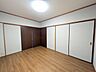 洋室：2面を機能的な収納や間仕切りに囲まれた洋室。生活動線に合わせて扉の開閉をスムーズに行えます。