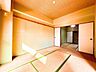 和室：日差しが心地よく注ぐ清潔感のある和室。畳の香りに包まれながら、ゆったりとリラックスできます。
