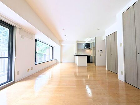 奥行きのある広々とした窓の外には豊かな緑が広がり、四季の移ろいを感じられます。便利なカウンター付きの窓辺です。LDK。大きな窓から自然光が入り、開放感に満ちた空間が広がります。