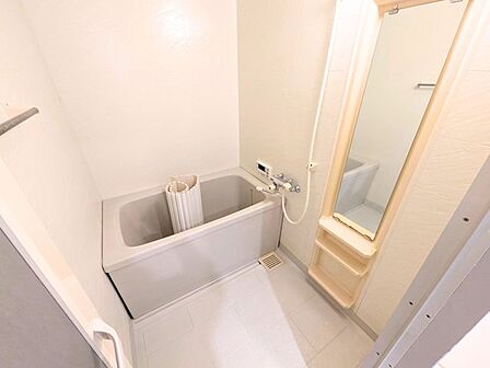 落ち着いたトーンの清潔感あるバスルーム。日々の疲れを癒やし、ゆったりと寛げる空間です。