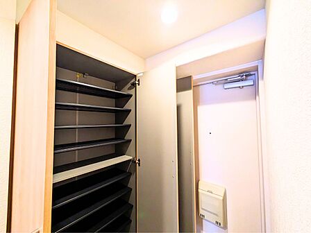 大容量のシューズボックスです。ブーツやスニーカーなど、種類に合わせて収納できます。