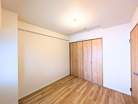 扉を閉めれば落ち着いた個室として利用可能。デスクやベッドを配置しやすいシンプルな間取りです。