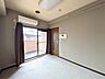 洋室：バルコニーからの光が差し込む明るいお部屋です。