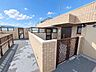 玄関：プライバシーに配慮された門扉付きの専用ポーチです。戸建て感覚の独立性と開放感を味わえます。