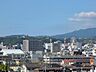 その他：松山城や観覧車を遠望する開けた眺望です。青空と緑豊かな山並みが毎日の暮らしに彩りを添えます。