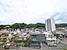 その他：緑豊かな山々と街並みが広がる開放的な眺望。前面に遮るものがなく、爽やかな風と光を感じられます。